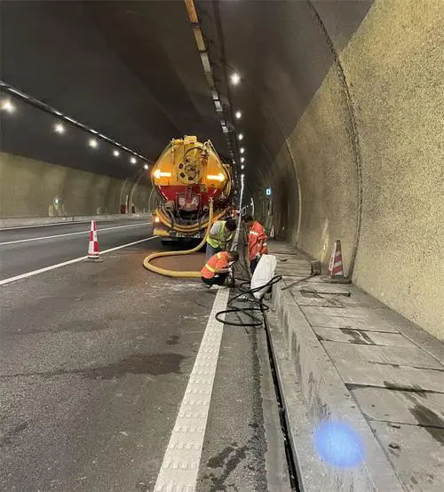 当阳隧道排水渠清淤